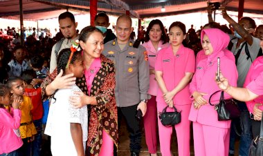 Ketua-Umum-Bhayangkari-Rayakan-Natal-Bersama-Korban-Erupsi-Gunung-Lewotobi  