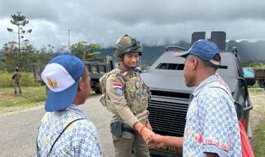 *Anak-anak-Pegunungan-Bintang-Sambut-Hangat-Patroli-Dialogis-Personel-Polri*
