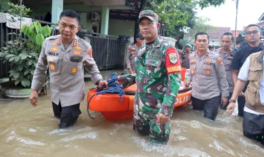 *Polri-salurkan-bantuan-dan-evakuasi-warga-terdampak-banjir-di-Bekasi-dan-Depok*