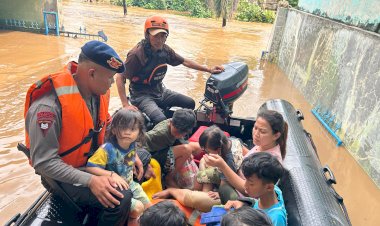 4Tim-SAR-Korbrimob-Polri-Gerak-Cepat-Evakuasi-Korban-Banjir-di-Jakarta-Timur