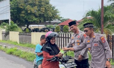 Indahnya-Kebersamaan-di-Bulan-Ramadhan-1446-H,-Polres-lembata-Kembali-Bagi-bagi-Takjil-Gratis-ke-Masyarakat-Jelang-Berbuka-Puasa