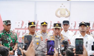 Hadiri-Ground-Breaking-Asrama-Polresta-Samarinda,-Kapolri-Bagikan-Sumur-Bor-Sembako-ke-Warga