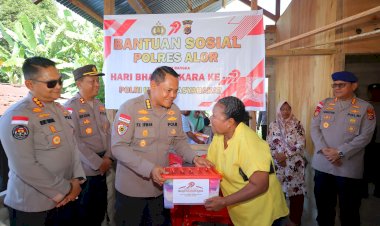 *Sentuhan-Kasih-Polri:-Wakapolda-NTT-Bagikan-Bansos-di-Alor-Sambut-Hari-Bhayangkara-ke-79*
