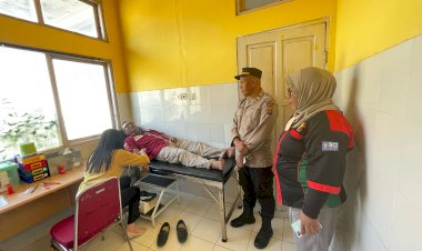 Anggota-Polres-Lembata-Donorkan-Sebagai-Rasa-Syukur-dan-solidaritas,-jelang-HUT-Polri-Ke-79-tanggal-1-Juli