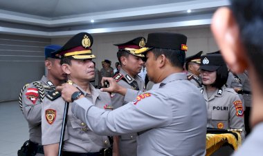 Tongkat-Kepemimpinan-Polres-Lembata-Di-Serahkan-Oleh-Akbp-I-Gede-Eka-Putra-Astawa-S.H.,-S.I.K-Kepada-Kapolres-Lembata-Yang-Baru