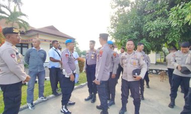 Wakapolres-Lembata-melakukan-pemeriksaan-sikap-tampang-terhadap-personil-sebelum-bertugas
