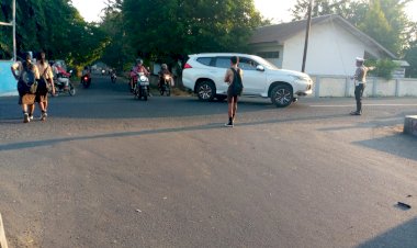Gatur-lalin-Satlantas-Polres-Lembata-dalam-upaya-menciptakan-keamanan-dan-kelancaran-berlalulintas.