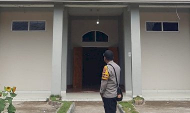 Anggota-Bhabinkamtibmas-Kelurahan-Lewoleba-Timur-Monitoring-Kegiatan-Sambut-Baru-di-Gereja-Wangatoa