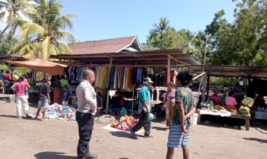 Bhabinkamtibmas-Desa-Lamaau-Aiptu-Maxi-Y.-Siokain-Laksanakan-Patroli-dan-Sambang-di-Pasar-Lamatokan