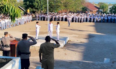 Upacara-Bendera-di-SMAN-I-Nubatukan:-Waka-Polres-Lembata-Ajak-Siswa-Jaga-Kamtibmas-dan-Disiplin