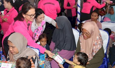 Ketua-Umum-Bhayangkari-Tinjau-Bakti-Kesehatan-di-Ende,-Warga-Antusias