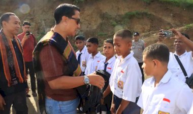 Wakapolda-NTT-Tinjau-SMP-Negeri-48-Sa-Ate-Gaikiu,-Dirikan-Tenda-Darurat-dan-Salurkan-Bantuan-Pendidikan