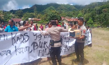 Tidak-Hanya-Amankan-Aksi,-Polwan-Polres-Lembata-Bagikan-Air-Minum-Kepada-Massa