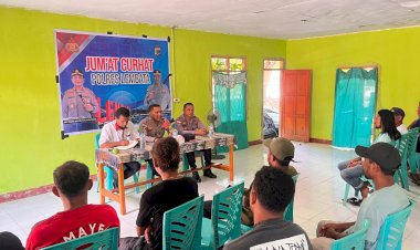 Waka-Polres-Lembata-Melaksanaan-Jumat-Curhat-di-Desa-Pantai-Harapan-Wulandoni.