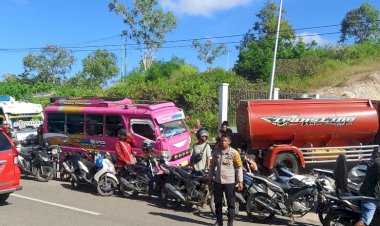 WUJUDKAN-WILAYAH-AMAN-DAN-KONDUSIF,-BHABINKAMTIBMAS-DESA-WATODIRI-GELAR-PATROLI-DAN-SAMBANG-DI-SPBU-TANAH-MERAH.