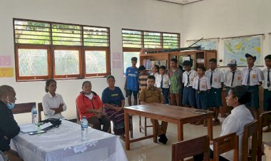 Bhabinkamtibmas-Desa-Bakalerek-Kecamatan-Nubatukan,-Aipda-Mohamad-Saiful-Abdullah-bersama-Kepala-Sekolah-SMPN-3-Nubatukan-melaksanakan-kegiatan-sosialisasi-dan-pembinaan-terhadap-siswa-yang-terlibat-perkelahian-di-lingkungan-sekolah.