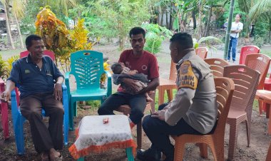 BHABINKAMTIBMAS-DESA-LUSIDUAWUTUN-SAMBANG-DAN-BERIKAN-PESAN-PESAN-KAMTIBMAS-PADA-ACARA-SYUKURAN-PERMANDIAN-DI-DESA-BINAANYA.