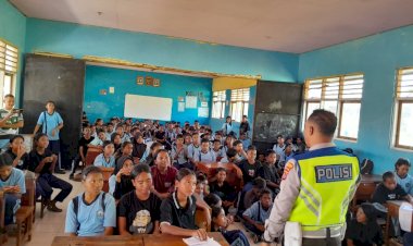 SAT-LANTAS-POLRES-LEMBATA-LAKSANAKAN-KEGIATAN-POLICE-GOES-TO-SCHOOL-DI-SMP-NEGERI-2-NUBATUKAN