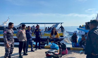 KP3-Polres-Lembata-Lakukan-Pengecekan-Kedatangan-dan-Keberangkatan-Kapal-di-Pelabuhan-Laut-Lewoleba.