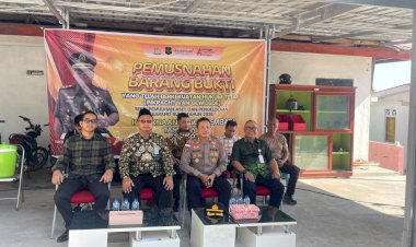 Kapolres-Lembata-Hadiri-Pemusnahan-Barang-Bukti-Hasil-Kejahatan-di-Kejaksaan-Negeri-Lembata.