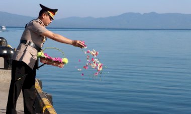 Polres-Lembata-Gelar-Upacara-Tabur-Bunga-di-Pelabuhan-Laut-Lewoleba,-Mengenang-Jasa-Para-Pahlawan-dalam-Rangka-Hari-Bhayangkara-ke-80.