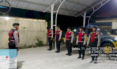 Kasat-Samapta-Polres-Lembata-Pimpin-Patroli-Malam-di-Kota-Lewoleba,-Wujud-Nyata-Hadirnya-Polri-Menjaga-Keamanan-Masyarakat.