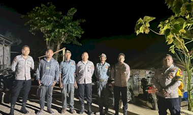 Kapospol-Wulandoni-Bersama-Anggota-dan-Linmas-Amankan-Pesta-Pernikahan-di-Dusun-Bamut,-Wujudkan-Rasa-Aman-bagi-Masyarakat.
