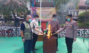 Wujud-Sinergitas-Polri-dan-Kejaksaan,-Kapolres-Lembata-Hadiri-Pemusnahan-Barang-Bukti-Tindak-Pidana-Berkekuatan-Hukum-Tetap