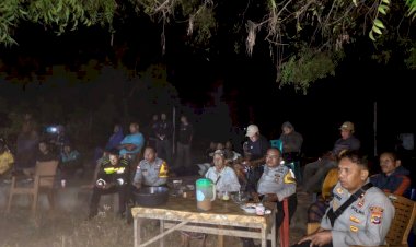 Dekatkan-Diri-dengan-Masyarakat,-Kapo​spol-Ile-Ape-Gelar-Nobar-Piala-Dunia-Bersama-Warga.