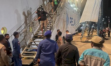 KP3-Polres-Lembata-Bersama-Polairud-Amankan-Kedatangan-KM-Lawit-di-Pelabuhan-Laut-Lewoleba.
