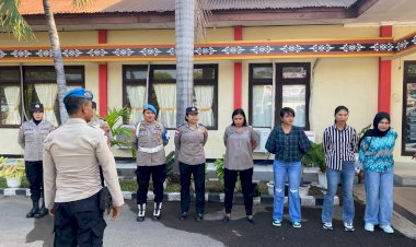 Jelang-HUT-Polwan-Ke-78,-Propam-Polres-Lembata-Periksa-Identitas-dan-Kerapian-Personel-Polwan.
