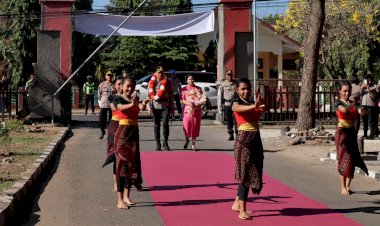Tradisi-Pedang-Pora-Warnai-Penyambutan-Kapolres-Baru-dan-Pelepasan-AKBP-Nanang-Wahyudi-di-Polres-Lembata.