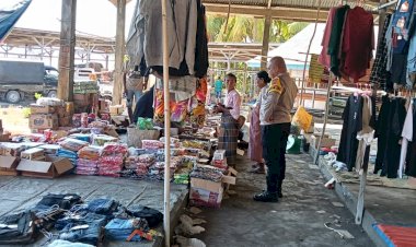 Bhabinkamtibmas-Desa-Lamaau-Sambangi-Pasar-Lamatokan,-Ajak-Warga-Bersama-Jaga-Kamtibmas.