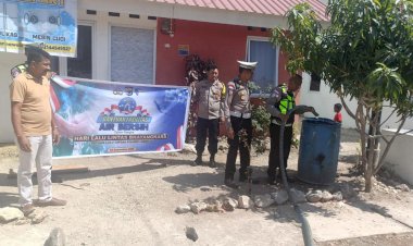 Sambut-Hari-Lalu-Lintas-Bhayangkara-ke-71,-Satlantas-Polres-Lembata-Salurkan-Air-Bersih-untuk-Warga-Lamawolo.