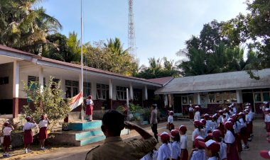 Polri-Hadir-di-Tengah-Pelajar,-Banit-Patroli-Polsubsektor-Wulandoni-Pimpin-Upacara-di-SDN-Wulandoni.