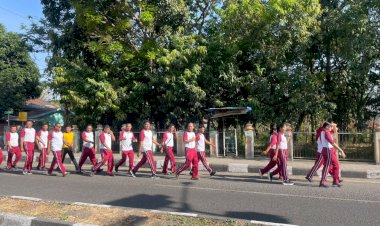 Selasa-Sehat,-Anggota-Polres-Lembata-Jalan-Santai-Bersama-Jaga-Kebugaran-Tubuh.