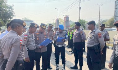 Wakapolres-Lembata-Didampingi-Propam-Lakukan-Pengecekan-Kehadiran-Personel-Saat-Apel-Pagi.