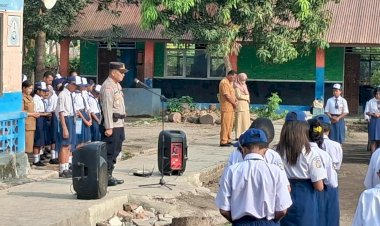 Wujud-Nyata-Polisi-Peduli-Pendidikan,-Kasat-Binmas-Polres-Lembata-Pimpin-Apel-di-SMPN-1-Nubatukan.