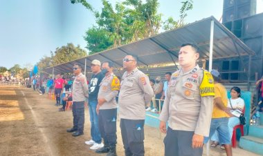 Bhabinkamtibmas-Polsek-Ile-Ape-Amankan-Turnamen-Sepak-Bola-di-Desa-Kolipadan,-Wujudkan-Suasana-Aman-dan-Kondusif.