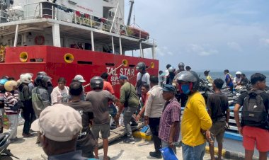 Pastikan-Kedatangan-Kapal-Berjalan-Aman-dan-Lancar,-KP3-Polres-Lembata-Laksanakan-Pengamanan-di-Pelabuhan-Laut-Lewoleba