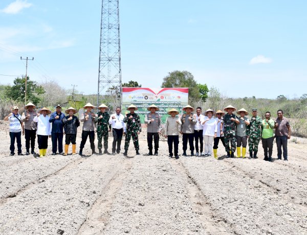 Dari Timur, Harapan untuk Semua: Kapolda NTT Pimpin Penanaman Jagung Serentak Menuju Lumbung Pangan Nasional