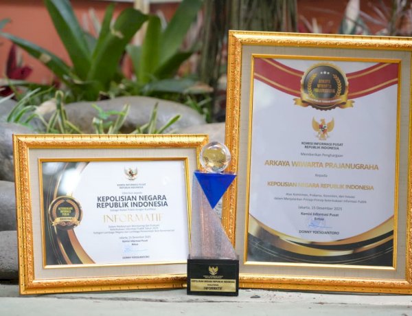 Dinobatkan sebagai Badan Publik Terbaik Nasional, Polri Raih Arkaya Wiwarta Prajanugraha dalam Monev KIP 2025