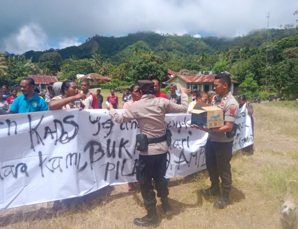 Tidak Hanya Amankan Aksi, Polwan Polres Lembata Bagikan Air Minum Kepada Massa