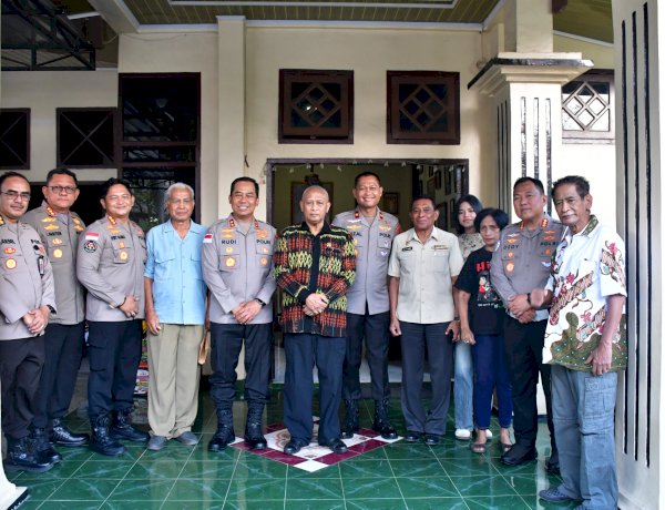 Momentum HUT Bhayangkara ke-80, Kapolda NTT Anjangsana ke Rumah Sesepuh Polri Irjen Pol. (Purn.) Jacky Uly Perkuat Silaturahmi dan Jalin Komunikasi untuk Kemajuan Polda NTT