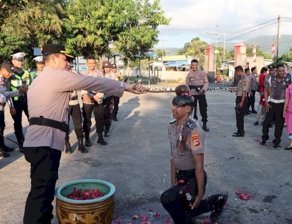 Momen Haru dan Penuh Kebanggaan, 39 Personel Polres Lembata Terima Kenaikan Pangkat pada Hari Bhayangkara ke-80.