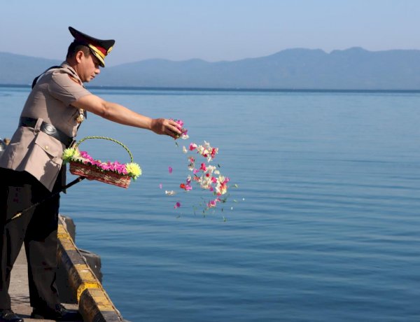 Polres Lembata Gelar Upacara Tabur Bunga di Pelabuhan Laut Lewoleba, Mengenang Jasa Para Pahlawan dalam Rangka Hari Bhayangkara ke-80.