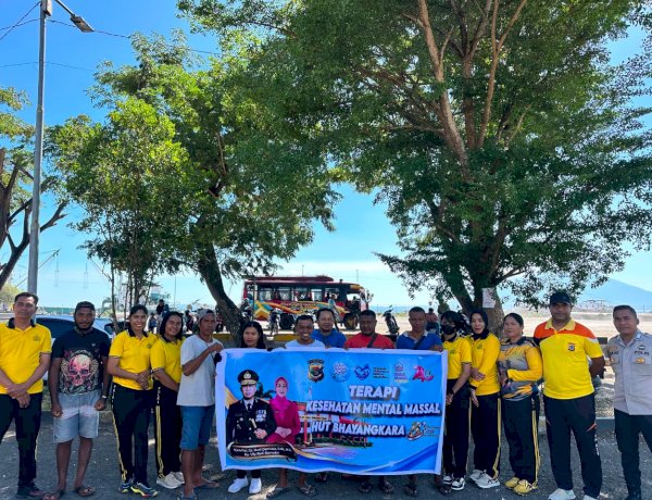 MEMERIYAKAN HARI BHAYANGKARA KE-80, POLWAN POLRES LEMBATA BERIKAN TERAPI KESEHATAN USEFT KEPADA PARA BURUH DI PELABUHAN LAUT LEWOLEBA.