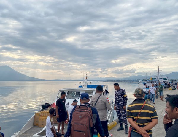 KP3 Polres Lembata Bersama TNI AL Perkuat Sinergi dalam Pengamanan Aktivitas Penyeberangan di Pelabuhan Laut Lewoleba.