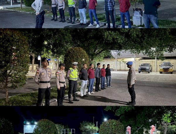 PASTIKAN KESIAPSIAGAAN PERSONEL, KASI PROPAM POLRES LEMBATA CEK ANGGOTA PIKET JAGA PADA MALAM HARI.