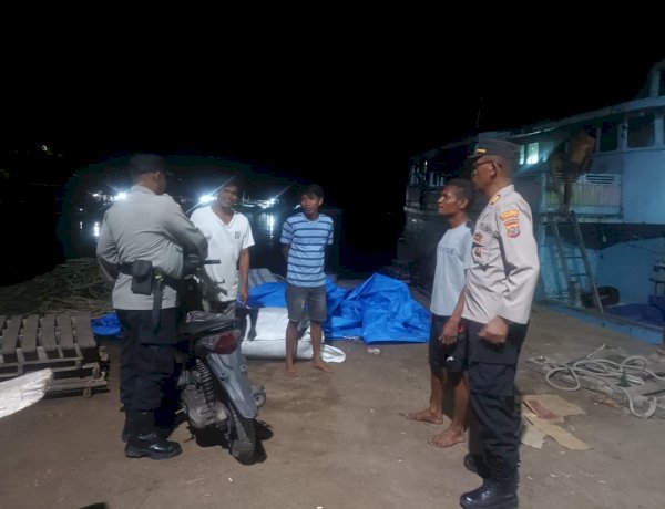 Patroli Dialogis Polsek Omesuri Sambangi Warga di Pelabuhan Balauring, Jaga Kamtibmas Tetap Kondusif.